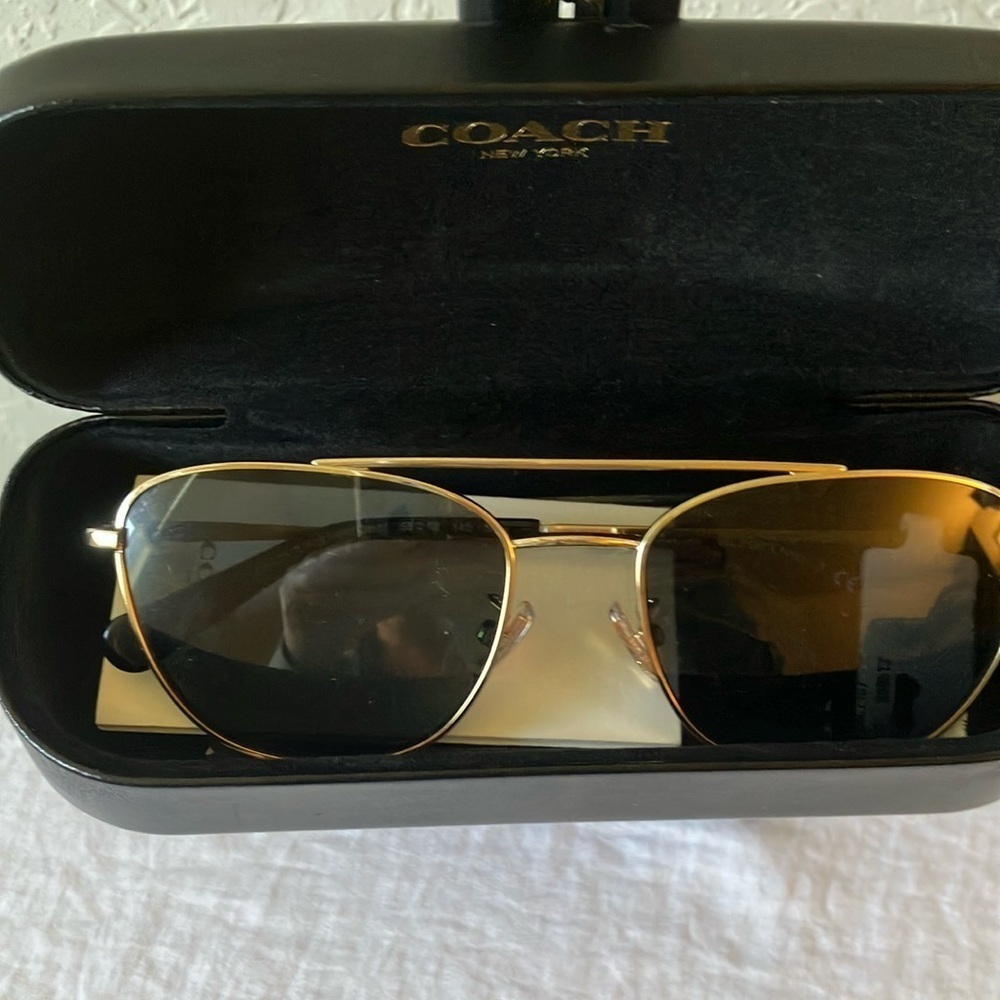 Coach: Shiny Light Gold (HC 7107) Sunglasses- Gold Tone- Case & Cloth - Picture 14 of 16